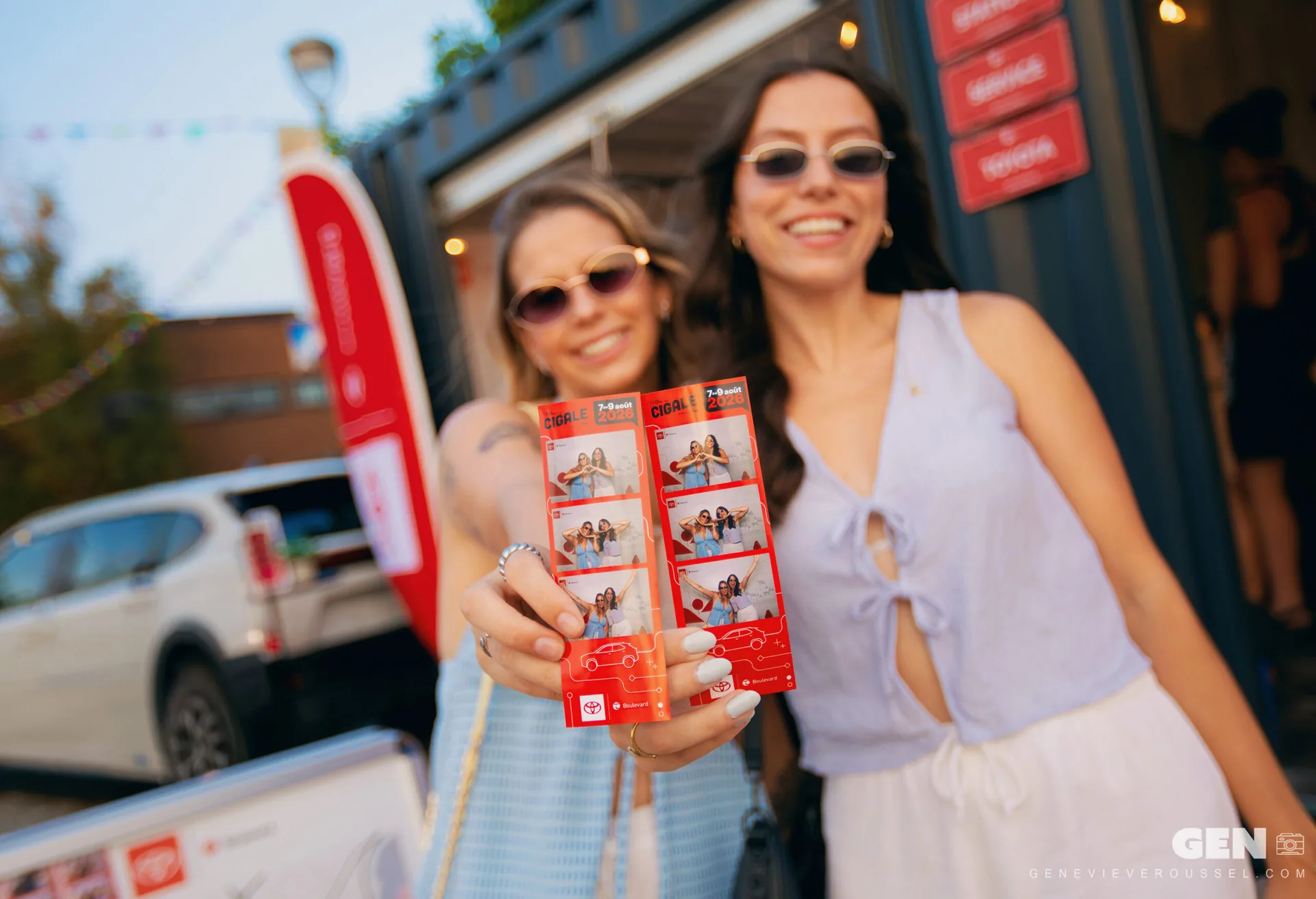 Invités posant devant le photobooth Productions Maestro lors d’un événement à Québec